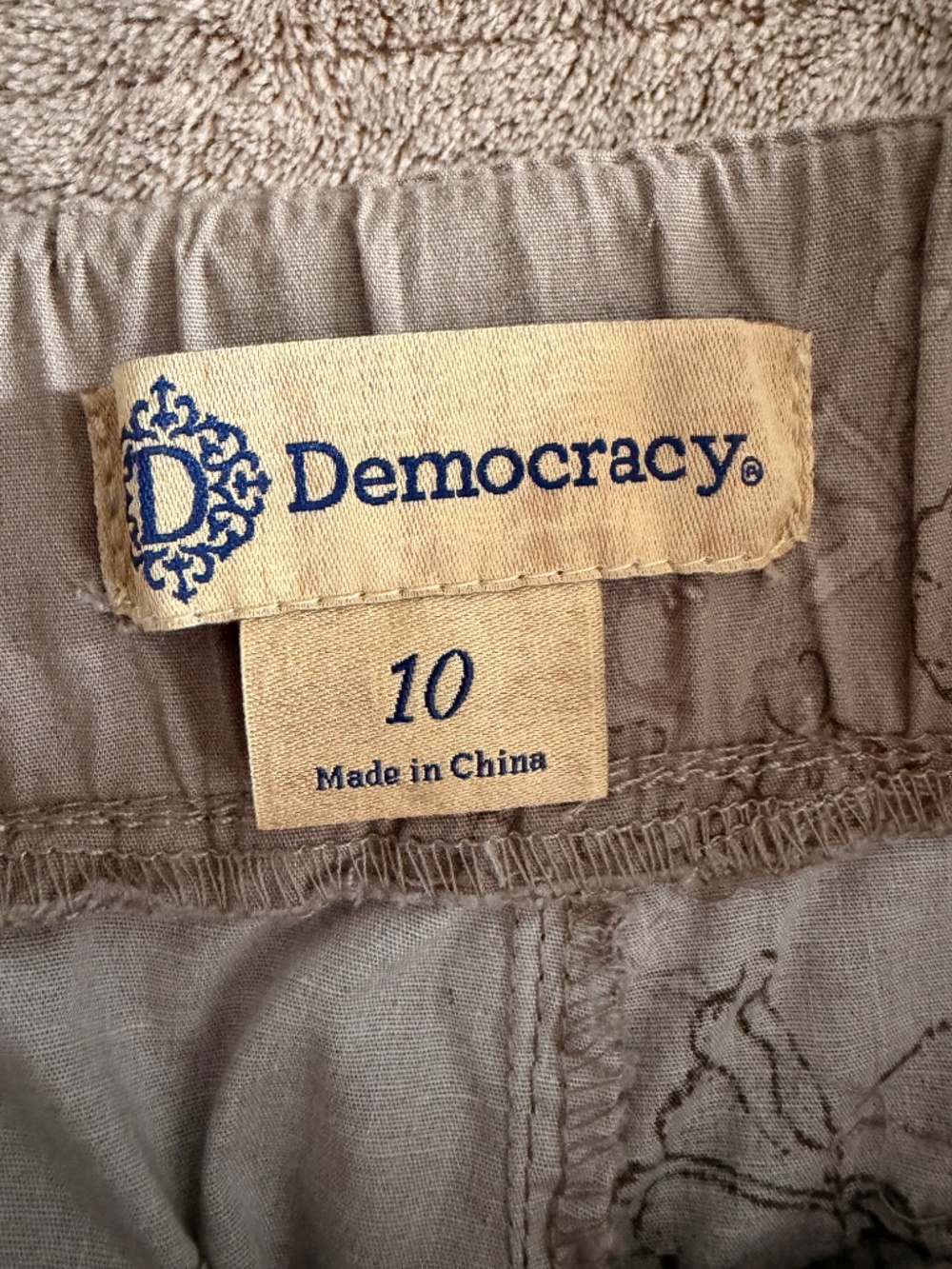 Democracy floral print cropped utility pants in a tan and cream size 10 - Picture 8 of 9